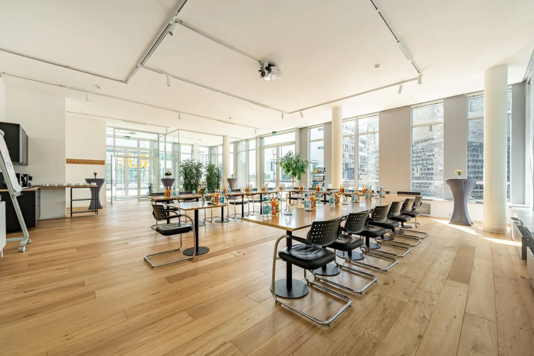 Der Seminarraum des Instituts am Rheinauhafen, mit Tischen in U-Form und Fensterfront zum Hof.